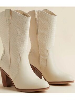 Torrid Ivory Western Cowboy Boots. 9.5WW.